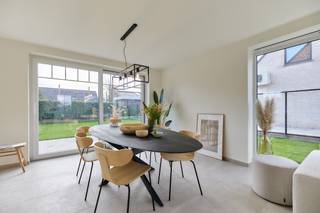 Hectaar bouwt deze moderne en energiezuinige nieuwbouwwoning in het landelijke Malderen. Gelegen op een centrale locatie tussen Buggenhout en Londerzeel, bevindt de woning zich op wandelafstand van het station en het openbaar vervoer. Daarnaast vindt u in de directe omgeving tal van voorzieningen zoals een bakkerij, slagerij, scholen en grootwarenhuizen.<br /><br />Deze ruime woning is gelegen op een perceel van 5a90ca en biedt een functionele indeling met lichtrijke en open leefruimtes<br /><br />Gelijkvloers: Inkomhal met gastentoilet, ruime leefruimte met open keuken (43m²), berging/wasruimte, inpandige garage<br />Verdiep: Nachthal met apart toilet, Drie slaapkamers (14m² - 13,3m² - 10,2m²), badkamer met ligbad, douche en dubbel lavabomeubel<br />Ruime zolder die tal van mogelijkheden biedt.<br /><br />Als extra troef bepaalt u zelf de volledige afwerking van de woning in samenspraak met onze partnerleveranciers, volledig naar uw eigen smaak en stijl.<br /><br />Energiezuinig en duurzaam wonen:<br /> - Energiezuinig wonen<br /> - Vloerverwarming op het gelijkvloers<br /> - Zonnepanelen<br /> - Grote ruimtes met veel lichtinval<br /> - Regenwaterput aangesloten op toiletten, wasmachine en buitenkraan<br /><br />Bent u op zoek naar een energiezuinige en instapklare woning die u volledig naar uw wensen kunt afwerken? Neem snel contact op voor meer informatie of plan een afspraak in op ons kantoor te Asse. Plannen zijn terug te vinden op www.hectaar.be