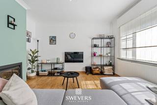 Voor meer info en foto’s, surf naar www.swevers.be – Op een rustige locatie in Heusden-Zolder vindt u deze verzorgde open bebouwing met een bewoonbare oppervlakte van 246 m² op een perceel van 6a 36ca. De woning, gebouwd in 1955, werd doorheen de jaren grondig gerenoveerd en verkeert in instapklare staat. Via de inkomhal bereikt u de ruime leefruimte van 47,75 m² met aansluitend een aparte keuken. Verder beschikt het gelijkvloers over een veranda met zicht op de tuin, een wasplaats, een apart toilet, een hobbyruimte en een praktische berging. Op de eerste verdieping bevinden zich drie volwaardige slaapkamers van 18,25 m², 18,25 m² en 14,44 m², aangevuld met een ruime badkamer. Daarnaast zijn er een kelder van 5 m² en een zolder van ongeveer 48,75 m², ideaal als extra bergruimte of voor een toekomstige invulling. De hobbyruimte biedt bovendien mogelijkheden voor een zelfstandige activiteit, atelier of thuiswerkplek. De onderhoudsvriendelijke tuin vormt een aangename plek om te ontspannen, te spelen of gezellig buiten te genieten. Ook de ligging is een grote troef. De autosnelweg bereikt u op 4 km, openbaar vervoer ligt op 582 meter, scholen bevinden zich op minder dan 1 km en winkels en restaurants op ongeveer 1,2 km. Bovendien geniet u van de nabijheid van een mooi natuurgebied, ideaal voor wandel- en fietsliefhebbers. Een ruime, instapklare gezinswoning met tal van mogelijkheden op een rustige en vlot bereikbare locatie. Voor meer informatie, bel 011 255 155. Bron bewoonbare oppervlakte: EPC – verslag.