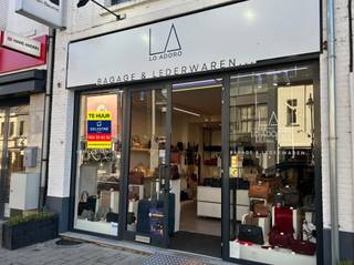 Op <strong>een absolute toplocatie in de Bergstraat,</strong> het beste gedeelte van het centrum van Heist-op-den-Berg, bevindt zich dit <strong>compleet gerenoveerde commerciële gelijkvloers.</strong><br />Het pand beschikt over <strong>een bebouwde oppervlakte van ca. 142 m² </strong>en is gelegen op een <strong>perceel van 333 m². </strong>Achteraan vindt u <strong>een charmante tuin met terras,</strong> een absolute meerwaarde voor zowel klanten als personeel. Dankzij de grote schuifdeur aan de achterzijde geniet de ruimte van <strong>overvloedig natuurlijk daglicht.</strong><br />Het gebouw werd in <strong>2023 grondig verbouwd door de verhuurder,</strong> waardoor het pand <strong>volledig instapklaar</strong> is en voldoet aan hedendaagse normen.<br /><strong>Maandelijkse huurprijs: € 3.000. </strong>Onroerende voorheffing: ten laste van de huurder. De bovenliggende verdiepingen kunnen gebruikt worden voor <strong>stockage en personeelsruimte.</strong><br /><strong>Interesse in dit bedrijfsvastgoed te huur in regio Heist-op-den-Berg?</strong><br />Contacteer ons via info@immodelestre.be of 054 33 62 52.<br />Meer info op www.immodelestre.be