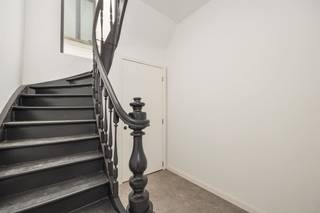 <p><span>Op een toplocatie, in </span><span>een rustige enkelrichtingstraat</span><span> en op wandelafstand van de Grote Markt, bevindt zich dit </span><span>prachtig gerenoveerde appartement</span><span> op de eerste verdieping van een </span><span>karaktervol pand</span><span>. Dankzij de combinatie van </span><span>authentieke elementen</span><span>, moderne afwerking, een uniek uitzicht én </span><span>een uiterst gunstige energiescore</span><span> is dit een absolute buitenkans voor wie stijlvol, centraal én energiezuinig wil wonen.</span></p><p><span>Via </span><span>een aparte zij-ingang</span><span> en een authentieke trap bereiken we het appartement op de eerste verdieping. Meteen vallen de </span><span>warme parketvloer</span><span> en de </span><span>natuurlijke lichtinval </span><span>op, die zorgen voor een elegante en uitnodigende sfeer. De ruime leefruimte loopt naadloos over in de open keuken en biedt een prachtig, </span><span>open zicht op de stad</span><span>, met de toren van de Sint-Gummaruskerk als indrukwekkend decor. Een grote glazen deur leidt naar </span><span>het zonnige dakterras</span><span>, waar je in alle rust en privacy kan genieten van een unieke buitenervaring – een zeldzaam pluspunt in het centrum van Lier. Het appartement beschikt over </span><span>twee ruime slaapkamers</span><span>, een luxueuze badkamer met </span><span>moderne inloopdouche</span><span> en dubbele wastafel, een apart toilet en een praktische berging. </span></p><p><span>Troeven</span></p><ul><li><span>Prachtig gerenoveerd appartement met warme parketvloer</span></li><li><span>Lichte en ruime leefruimte met uitzicht op de Sint-Gummaruskerk</span></li><li><span>Groot en zonnig dakterras</span></li><li><span>Twee volwaardige slaapkamers</span></li><li><span>Energiezuinig met uitstekende EPC-score</span></li><li><span>Gelegen in rustige enkelrichtingstraat nabij Grote Markt, winkelstraat en Zimmerplein</span></li></ul><p><span>Bent u op zoek naar een instapklaar appartement met karakter en comfort in hartje Lier? Neem dan gerust contact op via <span>thomas.onzia@urbainvastgoed.be</span></span><span> of bel 03 501 97 16 voor meer informatie of een bezoek.</span></p><p><span>Alle documenten vindt u onderaan deze pagina. Het bodemattest, de stedenbouwkundige inlichtingen zijn momenteel in aanvraag.</span></p><p><span> </span></p>
