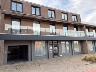 OORDEGEM – Appartement met 2 slaapkamers, balkon en garageboxInschrijven voor het geplande bezoekmoment kan via onze website ⇒ www.immoderas.beVlak...