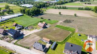EERSTE BEZOEKDAG ZATERDAG 20 JUNI 2026 VAN 13U TOT 15U (ENKEL OP AFSPRAAK!!)<br /><br />GENT - Instapklare woning op 51are<br /><br />Bent u op zoek naar een woning met veel leefruimte én een groot perceel? Dan is deze instapklare eigendom in Gent absoluut een bezoek waard.<br /><br />De woning verwelkomt u via een inkomhal met apart gastentoilet. Op het gelijkvloers bevinden zich een gezellige woonkamer, een functionele keuken, berging, wasplaats, een slaapkamer en een badkamer, waardoor gelijkvloers wonen perfect mogelijk is.<br />Op de verdieping vindt u nog vier volwaardige slaapkamers, ideaal voor een groot gezin, thuiswerk of hobbyruimte.<br /><br />Buiten geniet u van een indrukwekkend perceel van maar liefst 51 are, dat tal van mogelijkheden biedt voor wie houdt van ruimte, tuinieren of het houden van dieren. Daarnaast beschikt de eigendom over een aparte garage van 30 m².<br /><br />Met een EPC-label C biedt deze woning bovendien een goede energieprestatie.<br /><br />Troeven:<br />- Instapklare woning<br />- Perceel van 5.100 m² (51 are)<br />- 5 slaapkamers<br />- Slaapkamer en badkamer op het gelijkvloers<br />- Aparte garage van 30 m²<br />- EPC C<br />- Ideaal voor dierenliefhebbers en liefhebbers van rust en ruimte<br /><br />Een unieke kans voor wie landelijk wil wonen met alle comfort binnen handbereik. Contacteer ons vandaag nog voor een bezoek 053/60.65.66<br /><br />De vermelde prijs is een richtprijs. Na ontvangst van de biedingen zal de verkoper beslissen of hij/zij de eigendom verkoopt aan het beste bod. De richtprijs is aldus niet bindend voor de verkoper. Voor meer info kunt u ons contacteren of het reglement raadplegen op onze website.