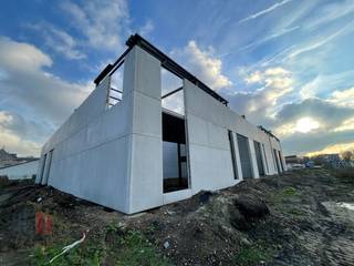 Nieuwbouw KMO-unit van 198 m² met 48 m² mezzanine/kantoor en 2 privatieve parkeerplaatsen te koop, de unit maakt deel uit van...