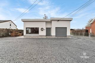 Op zoek naar een woning waar rust en een centrale ligging perfect samenkomen? Dan is deze verzorgde woning zeker een bezoek waard. <br /><br />De woning bestaat uit:<br />Riante inkomhal - lichtrijke leefruimte - aansluitende, uitgeruste leefkeuken - nachthal - gastentoilet - badkamer met wastafel en inloopdouche - 2 ruime slaapkamers - berging/extra slaapkamer - garage met automatische sectionaalpoort - ruime leefveranda - berging/extra slaapkamer.<br /><br />Centrale verwarming met radiatoren - recent geïsoleerd dak (12cm PUR) met EPDM - nieuwe ramen met hogerendementsbeglazing in PVC (rolluiken).<br /><br />Onderhoudsvriendelijke tuin rondom de woning.<br /><br />📞 Interesse? Contacteer Thijs, Friedel of Nina:<br />📲 051 57 54 61<br />📧 thijs@grouptrybou.be | friedel@grouptrybou.be | nina@grouptrybou.be