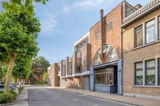 Dit verzorgd gelijkvloers appartement aan de Pastoor Vandenhoudtstraat 3 in Kapellen biedt een ideale mix van comfort, praktische indeling en een centrale ligging. Dankzij de nabijheid van winkels, openbaar vervoer, scholen en belangrijke invalswegen geniet u hier van alle dagelijkse voorzieningen binnen handbereik, terwijl u toch rustig woont.<br /><br />Via de gemeenschappelijke binnenkoer/tuin bereikt u het appartement. Binnenkomen doet u in de ruime en lichtrijke leefruimte, die kan ingedeeld worden in eet- en zitgedeelte. Verder de tijdloze keuken. <br />Het appartement beschikt over 1 volwaardige slaapkamer met ensuite badkamer voorzien van douche, lavabomeubel en toilet. Tot slot is er nog een praktische berging/technische ruimte met ingemaakt kast en aansluiting voor wasmachine en droogkast.<br /><br />Extra troeven zijn de gemeenschappelijke tuin/koer en de gezamenlijke fietsenberging. <br /><br />Bijzonderheden<br />- Gemeenschappelijke tuin/koer<br />- Gezamenlijke fietsenberging<br />- Dak vernieuwd<br />- Centrale ligging in Kapellen<br />- EPC: 648 kWh/m² (label F) - mits verandering verwarming label C mogelijk<br />- Elektrische verwarming<br /><br />Neem gerust contact op voor meer informatie of een bezoek! 03/666 66 66 of femke.van.helvert@dewaele.com - <br /><br />Dit pand is onderworpen aan de renovatieverplichting van de Vlaamse overheid voor residentiële gebouwen (behoudens bij sloop binnen 5 jaar na de aankoop). Consulteer voor meer informatie de website van het Vlaams Energie- en Klimaatagentschap via https://www.vlaanderen.be/een-woning-kopen/renovatieverplichting-voor-residentiele-gebouwen<br /><br />Bestuursmaatregelen in het maatregelenregister: nee