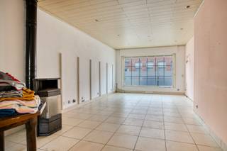 Algemeen bezoekmoment donderdag 2 juli van 17h30 tot 18h30. Voorafgaande aanmelding verplicht.<br /><br />Op zoek naar een ruime woning met tal van mogelijkheden op een centrale ligging? Dan is deze eigendom in het centrum van Ledegem zeker een bezoek waard. Achter de gevel schuilt een woning met maar liefst 222 m² vloeroppervlakte, een ruime tuin en een uitzonderlijk ruime dubbele garage van ca. 16 meter diep. Ideaal voor hobbyisten, zelfstandigen of wie extra opslagruimte zoekt.<br /><br />De woning onderging reeds diverse renovatiewerken, maar vraagt nog verdere afwerking. Hierdoor krijgt u de kans om de woning volledig naar eigen smaak en wensen verder af te werken. Met vier slaapkamers en een extra polyvalente ruimte beschikt deze woning over bijzonder veel potentieel voor grotere gezinnen, thuiswerkers of hobbyliefhebbers.<br /><br />Indeling<br />Via de inkomhal betreedt u de woning met aansluitend de leefruimte, keuken, apart toilet, kelder en de indrukwekkende dubbele garage. Op de eerste verdieping bevinden zich drie volwaardige slaapkamers en een ruime badkamer. De tweede verdieping omvat een vierde slaapkamer en een bijkomende grote ruimte die perfect kan ingericht worden als bureau, hobbyruimte, dressing, speelkamer of zelfs een vijfde slaapkamer.<br /><br />Technisch<br />- EPC D – geen renovatieplicht<br />- Verwarming via decentrale gasverwarming<br />- Warm water op gas en elektrisch<br />- HR-beglazing aanwezig, combinatie met enkele in dubbel glas<br />- PVC-ramen aanwezig, combinatie met enkele in hout<br />- Bewoonbare vloeroppervlakte: ca. 222 m² (volgens EPC)<br /><br />Troeven<br />- Centrale ligging in het centrum van Ledegem<br />- Dubbele garage van ca. 16 meter diep<br />- Ideaal voor hobbyisten of zelfstandigen<br />- Tuin achteraan<br />- 4 slaapkamers<br />- Mogelijkheid tot creëren van een 5de kamer<br />- Grote bruikbare oppervlakte van ca. 222 m²<br />- Verder af te werken naar eigen smaak<br />- Géén renovatieplicht<br /><br />Deze woning wordt verkocht a.d.h.v. een startprijs. Deze startprijs bedraagt €170.000.<br /><br />Deze advertentie bevat AI opgeruimde foto's.<br /><br />Interesse? Schrijf u vandaag nog in voor het algemeen bezoekmoment en ontdek zelf de ruimte, mogelijkheden en het potentieel dat deze woning te bieden heeft. Wij verwelkomen u graag ter plaatse!