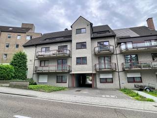 <p>Ce studio à louer à Heverlee constitue une belle opportunité pour toute personne à la recherche d’un logement pratique, confortable et bien situé. Son agencement fonctionnel, sa terrasse et ses espaces de rangement en font un bien agréable à vivre au quotidien.</p><p></p><p>Dès l’entrée, vous découvrez un espace de vie lumineux avec cuisine ouverte. La configuration ouverte permet d’optimiser l’espace et de créer un intérieur convivial offrant de nombreuses possibilités d’aménagement. La cuisine s’intègre harmonieusement à la pièce de vie et répond aux besoins de la vie quotidienne.</p><p></p><p>La terrasse accessible depuis l’espace principal apporte un agréable prolongement extérieur et permet de profiter d’un moment de détente en toute tranquillité.</p><p>La salle de bains comprend une baignoire avec fonction douche, un lavabo et un toilette. Un local de rangement privatif situé dans le grenier commun complète l’ensemble et offre un espace supplémentaire particulièrement pratique.</p><p></p><p>Les occupants bénéficient également d’un parking visiteurs ainsi que d’un espace extérieur destiné au stationnement des vélos.</p><p></p><p>Situé à Heverlee, ce studio profite d’une excellente accessibilité. Les commerces, les transports en commun, les établissements d’enseignement ainsi que les principaux axes de circulation se trouvent à proximité, facilitant les déplacements quotidiens.</p><p></p><p>Loyer : 695 euros par mois.<br />Charges communes : provision de 50 euros par mois.</p><p></p><p>Vous recherchez un studio avec terrasse à Heverlee ? Nous vous invitons à nous contacter pour plus d’informations ou pour planifier une visite: www.living-stone.be!</p>