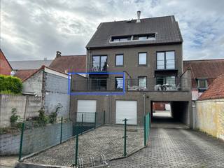 Dit instapklaar appartement met ondergrondse garage en bovengrondse staanplaats is gelegen in het centrum van Tielt (rustige ligging).<br />Indeling: inkom, leefruimte met open keuken, met aansluitend een ruim zuidgericht terras (20 m2) met zicht op de tuin, berging, apart toilet, badkamer (dubbele lavabo en douche), twee slaapkamers.<br />Gelegen op de eerste verdieping van de residentie en bereikbaar met de trap of lift.<br />De eigendom omvat ook een gemeenschappelijke tuin waar je vrij gebruik kan van maken.<br /><br />Info en bezichtiging: 0486/021325