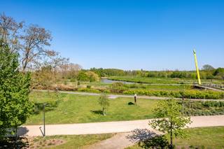 Ben je op zoek naar een unieke thuis waar je elke dag een vakantiegevoel beleeft? Dit royale appartement van 115 m² biedt een wooncomfort dat je zelden vindt: een ongeëvenaard uitzicht, zeeën van ruimte én een absolute toplocatie aan de Lierse Vesten.<br /><br />Dit appartement is beschikbaar vanaf half augustus (exacte datum te bespreken) en zoekt een kwalitatieve huurder.<br /><br /><strong>Wonen met een levend schilderij</strong><br /><br />Het absolute hart van dit appartement is het adembenemende, vrije uitzicht. Terwijl je in de ruime woonkamer ontspant, kijk je uit over de Kleine én Grote Nete en het uitgestrekte natuurgebied Nazareth-zuid.<br /><br />Hier ervaar je de seizoenen vanop de eerste rij. Of het nu de mist is die 's ochtends boven het water hangt of de zon die de bomen kleurt in de avond; dit panorama verveelt nooit.<br /><br /><strong>Ruimte en flexibiliteit</strong><br />Naast de open keuken, de grote leefruimte en een praktische berging/wasplaats, beschikt het appartement over 2 volwaardige slaapkamers en 1 extra kamer. Dit geeft je tal van mogelijkheden voor een flexibele indeling:<br /><br />Een extra kinderslaapkamer<br />Een rustig thuiskantoor met zicht op het groen<br />Een aparte dressing of hobbyruimte<br /><br /><strong>De troeven op een rij:</strong><br />Locatie, locatie, locatie: Gelegen op een van de meest begeerde plekken van Lier, direct aan de historische Vesten. Alles is op wandelafstand<br /><br />Onbetaalbaar uitzicht: Elke dag genieten van de rust en de pure natuur van Nazareth-zuid.<br /><br />Energiezuinig: Dankzij het gunstige EPC-label B geniet je van een laag energieverbruik en een optimaal wooncomfort.<br /><br />Parkeergemak &amp; berging: Inclusief 1 eigen parkeerplaats (een zeldzame luxe op deze locatie!), twee gereserveerde fietsplaatsen én een grote private bergruimte naast de garage.<br /><br /><br />Gemeenschappelijke kosten: 101, 17 euro.<br />Beschikbaar vanaf 10 08 2026.<br /><br /><br /><strong>Bezoek &amp; info<br /><br />Voor interactieve grondplannen met foto’s, ga naar www.wijns.be en klik op de knop “virtueel bezoek”. Ook alle nodige documenten en de huurvoorwaarden vind je daar terug.<br /><br />Interesse? Plan snel je bezoek:<br /><br />Contactpersoon: Thomas Gilliams<br /><br />☎ GSM: 0473/11 44 44<br />✉ E-mail: thomas@wijns.be</strong>