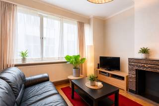 Ben je op zoek naar een tof appartement met potentieel, midden in het hart van Antwerpen? Dan is dit op te frissen appartement zeker het ontdekken waard. Je woont hier midden in de historische stadskern, met winkels, gezellige bars en restaurants letterlijk om de hoek. Ook de bekende winkelstraten en alles wat Antwerpen zo leuk maakt, bevinden zich op wandelafstand.<br /><br />Het appartement is gelegen op de eerste verdieping van een kleinschalig gebouw met slechts vier appartementen, wat zorgt voor lage maandelijkse lasten.<br /><br />Dit appartement biedt heel wat mogelijkheden om er helemaal je eigen plek van te maken. Authentieke elementen zoals de parketvloer en de schouw geven het appartement een charmant en karaktervol gevoel.<br /><br />De indeling is logisch opgebouwd met een gezellige leefruimte met aansluitend de keuken met toegang tot een terrasje. Voor wie het wenst, biedt het appartement bovendien ruimte om het leefgedeelte nog ruimer en opener te laten aanvoelen. Aan de achterzijde bevinden zich een ruime slaapkamer en de badkamer. <br /><br />Met wat liefde en een persoonlijke toets kan je hier echt een heel tof appartement van maken.<br /><br />Benieuwd naar wat hier mogelijk is? Neem gerust contact met ons op voor enkele inspiratiefoto’s.<br /><br />Epc label B, P-score: A, G-score: A, stedenbouwkundige gegevens in aanvraag