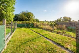 Ontdek deze ruime en degelijke woning, rustig gelegen aan de buitenrand van Ronse. Dankzij de mooie woonvolumes, drie slaapkamers, een zuidgerichte tuin met veel privacy en een ruime zolder biedt deze woning heel wat ruimte én mogelijkheden.Via de ruime inkomhal met trap komt u in de gezellige woonkamer, die mooi overgaat in de eetplaats. Aansluitend bevindt zich de keuken met praktische berging en een eerste toilet.Vanuit de keuken bereikt u de veranda, die een aangename overgang vormt naar de zuidgerichte tuin. Hier geniet u dankzij de beperkte inkijk van veel privacy en kunt u in alle rust van het buitenleven genieten. Een tuinhuis zorgt voor extra bergruimte.Op de eerste verdieping geeft de ruime nachthal toegang tot drie slaapkamers, een badkamer en een tweede toilet.Een absolute troef is de ruime zolder, bereikbaar vanuit de nachthal. Met een betonvloer en een nokhoogte van ca. 4,5 meter biedt deze verdieping bijzonder veel potentieel. Zo kunnen hier eventueel nog twee extra slaapkamers, een hobbyruimte, bureau of polyvalente ruimte worden ingericht.Daarnaast beschikt de woning over een praktische kelder, ideaal als extra opslagruimte.De troeven?Rustige ligging aan de buitenrand van RonseMooie woonvolumes en veel ruimte3 slaapkamersRuime zolder met uitbreidingsmogelijkhedenDegelijke constructie met betonnen gewelvenZuidgerichte tuin met veel privacyVeranda en tuinhuisPraktische kelderBent u op zoek naar een degelijke woning met veel ruimte, een rustige ligging en tal van mogelijkheden om ze volledig naar uw eigen smaak in te richten? Dan is deze woning beslist een bezoek waard.Neem contact op voor meer informatie of een bezoek via Caroline@immobeguin.be.