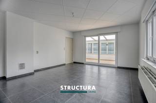 Bent u op zoek naar een betaalbare woonst of een interessante investering? Dan is dit gelijkvloers appartement van ca. 75 m² zeker een bezoek waard. Gelegen in een kleinschalige residentie met beperkte gemeenschappelijke kosten, geniet u hier van een rustige woonomgeving met een vlotte verbinding naar Brussel en alle dagelijkse voorzieningen binnen handbereik. Dankzij de aangename buitenruimte en veranda biedt dit appartement bovendien een extra troef. IndelingHet appartement omvat een inkomhal, een lichtrijke leefruimte, een keuken, één ruime slaapkamer, een badkamer en een berging. Aansluitend bevindt zich een veranda die uitgeeft op de buitenruimte, ideaal om het hele jaar door van extra leefcomfort te genieten.Karakteristieken- Gelijkvloers appartement- Bewoonbare oppervlakte van ca. 75 m²- Gelegen aan de rand van Brussel- Kleinschalige residentie = beperkte gemeenschappelijke kosten- Licht op te frissen- Ideaal als startersappartement of als investering- Goede bereikbaarheid en nabij voorzieningen- Maatregelen in het maatregelenregister: neeOf u nu op zoek bent naar uw eerste eigen woning of een rendabele investering, dit appartement biedt heel wat potentieel op een gegeerde locatie. Interesse? Contacteer ons vandaag nog voor meer informatie of een bezoek ter plaatse via 02 460 80 46 of info@structura.be