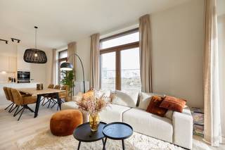 LUXUEUS GELIJKVLOERS DRIESLAAPKAMER APPARTEMENT <br />Gelegen in de nieuwbouw residentie O’Sea bieden wij u graag een prachtig drieslaapkamerappartement aan gelegen op het gelijkvloers. Het appartement bestaat uit een inkomhall, ruime woonkamer met terrassen waar u gezellig in de zon kunt zitten omringd door de prachtig aangelegde groenpartijen van de residentie, open volledig ingerichte keuken, drie slaapkamers, twee badkamers waarvan één met inloopdouche en de andere met een ligbad, afzonderlijk toilet, ruime berging met aansluiting voor wasmachine en droogtrommel. Dit appartement is instapklaar en onmiddellijk beschikbaar.
<ul>
	<li>Oppervlakte: 115 m²</li>
	<li>K.I. : € 1.168,00</li>
	<li>Fietsenberging in de residentie</li>
	<li>Individuele verwarming op aardgas</li>
	<li>Luxueuze afwerking met alle hedendaags comfort</li>
	<li>Epc: 40 - A-label - Elektriciteit conform</li>
</ul>