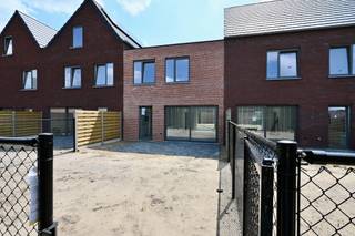 Nieuwbouwwoning in een nieuw woonproject met 3 slaapkamers !Inkom , apart toilet , woonkamer met open keuken , berging .Verdiep : Nachthal , 3...