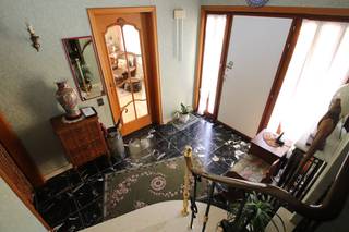 <span><strong>IN OPTIE - VERKOCHT ONDER VOORWAARDEN</strong><br /><br />Maar mail ons gerust (info@immoanthonis.be) indien interesse in het pand en als op de hoogte wenst te worden gehouden van het verloop van de verkoop.</span><br /><br />- - - - - - - <br /><br />Deze woning is op te knappen, maar het betreft een vrij ruime, <span><strong>alleenstaande woning </strong></span>op een knap perceel van meer dan 11 are.<br /><br />Ze beschikt over een inkomhal, een lichtrijke living, een keuken die toegang geeft tot een terras &amp; een <span><strong>grote tuin</strong></span>, 3 slaapkamers, een badkamer, een apart toilet én een <strong><span>ruime zolder</span></strong> waar nog kamers kunnen van gemaakt worden. <br />Onderin is er ook nog een <strong><span>grote garage </span></strong>en enkele handige kelderplaatsen die kunnen gebruikt worden als berging en wasplaats.<br /><br />Bovendien is ze <strong><span>goed bereikbaar</span></strong>: met een bushalte over de deur (lijn 648), gelegen tussenin de Diestse- en de Aarschotsesteenweg, op nog geen 2 km van het Gouden Kruispunt en op 10 minuten van de oprit van de E314!<br /><br /><em>Te bezichtigen na TELEFONISCH contact op 016 23 44 16 tijdens de openingsuren, bedankt.<br />VIEWINGS AFTER CALLING US ON 016 23 44 16 during office hours, thx.</em>