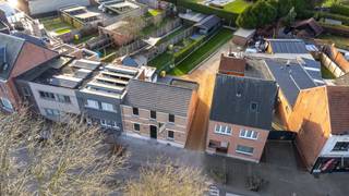 <p>Plan uw bezoek online via deze link of neem rechtstreeks contact op met <strong>noor.helsen@copandi.be</strong> of via <strong>+32 471 90 18 10</strong>.<br />EPC en plannen zijn te downloaden op <strong>www.copandi.be</strong></p><p>Deze recent gerenoveerde woning met behoud van haar charmante karakter is gelegen in het gezellige centrum van Larum, op wandelafstand van winkels, scholen en alle dagelijkse voorzieningen. De woning werd volledig van A tot Z vernieuwd en voldoet aan de hedendaagse normen op het vlak van comfort, kwaliteit en energiezuinig wonen.<br /><br /><strong>Gelijkvloers</strong></p><p>Via de inkom betreed je de ruime, lichtrijke leefruimte met open keuken en kookeiland van bijna 50 m². De open indeling met vele raampartijen laat toe om een gezellige zithoek en ruime eetplaats te combineren, met een mooie verbinding naar het terras.</p><p>Achteraan de woning bevindt zich een praktische tweede inkom die toegang geeft tot de wasplaats en een aparte badkamer. Deze is uitgerust met een ruime inloopdouche en een dubbel lavabomeubel. Daarnaast is er een afzonderlijk toilet en voldoende opbergruimte.</p><p><strong>Eerste verdieping</strong></p><p>Op de eerste verdieping bevinden zich drie volwaardige slaapkamers, waaronder een zeer ruime master bedroom. De royale nachthal zorgt voor een vlotte verbinding tussen alle ruimtes en kan eventueel ingericht worden als bijkomende bureau- of dressing. Een extra troef is de voorziening van een tweede toilet.</p><p><strong>Tuin</strong></p><p>De zuidwestgerichte tuin is volledig aangelegd en omheind, ideaal om in alle rust te genieten, met weinig onderhoud.</p><p><br /><strong>Technische kenmerken</strong></p><ul><li><p>Vloerverwarming met warmtepomp</p></li><li><p>Zonnepanelen</p></li><li><p>Conform elektrisch verslag<br /></p></li></ul><p>Wil je deze parel graag ontdekken?<br />-> <strong>Maak snel een afspraak voor een bezoek!<br /><br />✅ Recent volledig gerenoveerd<br />✅ EPC A<br />✅ 3 slaapkamers + multifunctionele nachthal<br />✅ Instapklaar en afgewerkt met kwaliteitsmaterialen<br />✅ Zonnige, onderhoudsvriendelijke tuin<br /></strong></p>