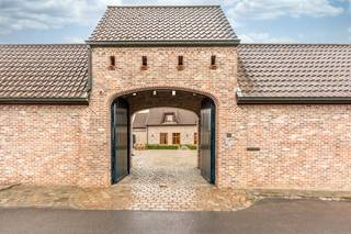 Te midden van het groene en glooiende landschap van Oosterzele bevindt zich deze uitzonderlijke vierkantshoeve met binnenkoer, paardenfaciliteiten...