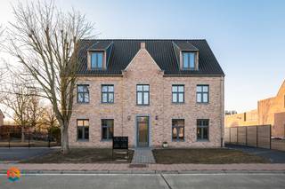 Op een uitstekende locatie in Grasheide bevindt zich dit recente appartement met 1 slaapkamer, ruim terras en carport. Dit...