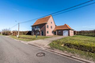 <strong>Huurprijs: 1.250 EUR per maand<br />Kosten plaatsbeschrijving zijn 50/50 te betalen door huurder en verhuurder<br />Huurwaarborg = 3 maanden huur<br />Beschikbaar: In onderling overleg<br /><br /></strong><strong>BEZOEK AANVRAGEN EN KANDIDAAT STELLEN VIA ONZE WEBSITE: www.deboerenpartners.be</strong><br />Indien u een bezoek wenst aan te vragen aan dit eigendom te huur, dan kan dit enkel via het aanvraagformulier op onze website. U zoekt het betreffende eigendom onder ons 'aanbod te huur', en klikt daarna bovenaan op 'bezoek inplannen'.<br />Daarna doorloopt u alle stappen en vult u de gevraagde gegevens in. Wij behandelen uw aanvraag binnen de 2 werkdagen en contacteren u daarna. Omwille van het grote aantal aanvragen, worden verzoeken via Immoweb, Immoscoop of Spotto niet behandeld.<br /><br /><span><span>Beschrijving van de woning:<br /></span></span>U komt binnen in de inkomhal, die toegang biedt tot een aparte bureauruimte of gelijkvloerse slaapkamer en de leefruimte. De leefruimte geniet van veel natuurlijk licht dankzij de vele raampartijen. Aansluitend bevindt zich de keuken, die is uitgerust met alle nodige toestellen. Op het gelijkvloers vindt u eveneens een inpandige garage, een berging en een wasplaats.<br /><br />Op de eerste verdieping bevinden zich de resterende 3 slaapkamers en een volledig geïnstalleerde badkamer die alle comfort biedt.<br />Buiten kan u volop genieten van de zon op het verharde terras of in de tuin.<br /><span><br />Bijzonderheden:<br /></span>- Rustig gelegen <br />- Nabij voorzieningen <br />- Veel natuurlijk lichtinval