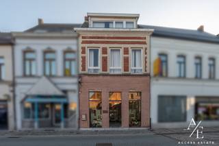 Deze unieke eigendom wordt exclusief te koop aangeboden door Access Estate. <br /><br />BEZOEKMOMENT WOENSDAG 16 SEPTEMBER NAMIDDAG:VOORAVOND.<br />Maak vandaag nog jouw afspraak via sms of WhatsApp op 0475 92 30 35.<br /><br />BESTEMMINGSWIJZIGING MOGELIJK NAAR EENSGEZINSWONING!<br /><br />In het hart van Wetteren bevindt zich deze karaktervolle woning met een gelijkvloers met een stadstuin én twee volwaardige verdiepingen. De voormalige kleermakerij draagt nog steeds de ziel van ambacht en traditie, wat het pand een uitzonderlijke charme geeft.<br /><br />Indeling:<br />Gelijkvloers:<br />Een uitnodigende (commerciële) ruimte met aansluitend een bureel, atelier, berging/stockage met een directe doorgang naar een sfeervolle stadstuin met fontein. Verder is er een apart toilet en een ruime kelder, ideaal als extra opslag.<br /><br />Eerste verdieping: Statige inkomhal met eiken trap, een lichtrijke woonkamer en een keuken met charme van weleer!<br /><br />Tweede verdieping: Twee comfortabele slaapkamers en een badkamer met toilet.<br /><br />Extra: Privatieve garagebox op wandelafstand (huur).<br /><br />Troeven:<br />- Gelegen in een straat in volle ontwikkeling.<br />- Originele vaste kasten blijven behouden; overige meubels zijn bespreekbaar.<br />- Een bijzonder rijke en tastbare historische achtergrond.<br /><br />Keuringen & aandachtspunten:<br />Elektrische installatie: niet conform – actualisatie vereist.<br />Niet-asbestveilig (vermoeden van leien, mijlpaal 2034).<br />EPC-label F – renovatieverplichting (ramen, deuren, isolatie, verwarming).<br />Mogelijke verbouwpremies via www.mijnverbouwpremie.be.<br /><br />Contacteer Access Estate voor meer informatie!