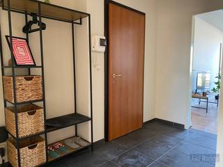 Goed en rustig gelegen dakappartement met 2 slaapkamers.<br /><br />Dit appartement werd gebouwd in 1994 en is nog in heel goede staat.<br /><br />Het appartement is gelegen op de derde verdieping van een kleinschalig gebouw met 8 appartementen. <br /><br />Het appartement bestaat uit een aangename inkomhal met gastentoilet, een lichtrijke woonkamer vooraan met aansluitend een volledig geïnstalleerde keuken en ruime berging met aansluiting voor een wasmachine. <br /><br />Achteraan zijn er 2 volwaardige, ruime slaapkamers gelegen en de badkamer voorzien van een douche in ligbad en dubbele lavabo in meubel.<br /><br />Vanuit de woonkamer is er toegang tot een aangenaam terras.<br /><br />Er is de mogelijkheid om een gesloten garagebox bij aan te kopen in de residentie.<br /><br />Momenteel is het appartement verhuurd met een jaar-contract. De huidige huurprijs bedraagt 1.320 euro + provisie van 60 euro.<br /><br />Bent u op zoek naar een instapklaar appartement op een rustige locatie binnen de ring van Lier en op wandelafstand van het winkels en het stadscentrum, kom en ontdek dit appartement. Maak uw afspraak voor een bezichtiging via info@immoruelens.be <br /><br />