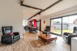 Deze halfopen bebouwing combineert comfortabel wonen met praktische werk- en opslagmogelijkheden. De woning werd gerenoveerd in 2008 en beschikt...