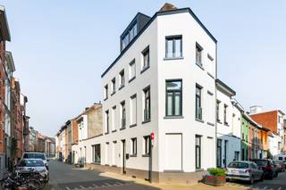 <u><strong>Mechelen: Opbrengsteigendom met 5 studentenkamers (3 studio's en 2 kamers)</strong></u><br />Deze unieke opbrengsteigendom werd recent volledig gerenoveerd met oog voor detail en gebruik van kwalitatieve materialen. Het pand omvat drie studio’s en twee studentenkamers, goed voor een totale netto-huuropbrengst van €3.120 per maand.
<p>Gelegen in het hart van Mechelen, bevindt het gebouw zich op fietsafstand van alle campussen én het station, wat zorgt voor een uitstekende verhuurbaarheid.</p>

<p>De combinatie van de gunstige ligging, de uitstekende staat van het gebouw en het aantrekkelijke rendement maakt dit pand een ideale opportuniteit voor investeerders die op zoek zijn naar een zorgeloze en rendabele investering in Mechelen.<br /><br /><u><strong>Belangrijkste ruimtes</strong></u></p>

<ul><li>Ruime leefruimte met veel licht</li><li>Zeer ruime wasruimte/berging</li><li>2 studentenkamers </li><li>3 luxueuze studio's</li></ul>
<u><strong>Troeven</strong></u>

<ul><li>Huuropbrengst gegarandeerd voor een jaar</li><li>Toplocatie</li><li>Volledig vernieuwd</li></ul>