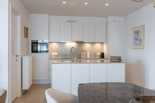 <br />Situé au 3e étage de la nouvelle résidence The Waves, nous vous proposons un superbe appartement meublé avec une grande terrasse.<br />L’appartement se compose d’un hall d’entrée, d’un vaste séjour avec cuisine ouverte entièrement équipée, d’un débarras avec chauffage individuel, de deux chambres avec lit double, d’une grande salle de bains avec douche à l’italienne et deux lavabos, ainsi que d’un WC séparé.<br />Le séjour et les deux chambres donnent accès à une magnifique terrasse où vous pourrez profiter du soleil de l’après-midi et du soir.
<ul>
	<li>Disponible immédiatement</li>
	<li>Meublé</li>
	<li>Chauffage individuel au gaz naturel</li>
	<li>Finitions luxueuses et grande terrasse</li>
	<li>Provision pour charges communes 85€/mois</li>
	<li>PEB 40</li>
</ul>