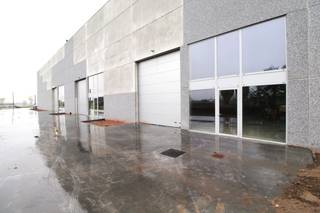 Gelegen langs de Diksmuidesteenweg te Hooglede op de grens met Roeselare vinden we deze recente loods van 542m² terug.<br />Goed gelegen en zeer bereikbaar op een vernieuwde site.<br /><br />Eigenschappen:<br />- sectionale poort<br />- aluminium schrijnwerk met toegangsdeur<br />- 3x400V +N aanwezig<br />- led verlichting<br />- vrije hoogte van +/-11.5m<br />- vloer uit gepolierde beton<br />- mogelijkheid tot plaatsen sanitair tegen meerprijs<br />- mogelijkheid tot plaatsen zonnepanelen tegen meerprijs<br />- parkeerplaatsen extra bij te huren<br /><br />Maandelijkse huurprijs van €1.897 ex btw, daar komen nog kosten voor verbruik, onderhoud en onroerende voorheffing bij<br /><br />Onmiddellijk beschikbaar<br />Geef een seintje  voor meer info!<br />*voorbeeldfoto's<br /> 