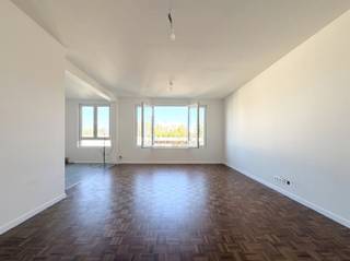 <p><span>WILRIJK - Park Den Brandt</span><span> : Appartement entièrement rénové comprenant 2 chambres. Première occupation après rénovation. Score PEB-B.</span></p><p><span> </span></p><p><span>Cet immeuble de petite taille sans ascenseur est situé dans une rue calme d'un quartier prisé, à quelques pas du parc Den Brandt, à proximité des axes routiers et du centre commercial De Bist, </span></p><p><span> </span></p><p><span>DESCRIPTION :</span></p><p><span> </span></p><p><span>Cet appartement entièrement rénové se trouve au 2ième (et dernier) étage.</span></p><p><span>Hall d'entrée avec toilette. Local séparé pour la machine à laver et le sèche-linge.</span></p><p><span>Agréable salon lumineux avec parquet, offrant une vue verdoyante sur les villas.</span></p><p><span>Cuisine ouverte, entièrement équipée avec tous les appareils électroménagers, des placards et un îlot (sera installée fin avril).</span></p><p><span>À l'arrière se trouvent deux chambres spacieuses, dont l'une donne sur une agréable petite terrasse orientée sud avec un placard de rangement.</span></p><p><span>Salle de bains équipée d'une douche à l'italienne, d'un meuble lavabo, d'une armoire de toilette et d'un sèche-serviettes.</span></p><p><span> </span></p><p><span>L'appartement dispose d'une cave.</span></p><p><span> </span></p><p><span>Bel appartement dans un quartier très résidentiel et verdoyant.</span></p><p><span> </span></p><p><span>CARACTÉRISTIQUES :</span></p><p><span> </span></p><p><span>* Disponible immédiatement</span></p><p><span>* Charges : 75 € / mois (eau et électricité des parties communes)</span></p><p><span>* Chaudières individuelles au gaz - haut rendement</span></p><p><span>* Installation électrique conforme</span></p><p><span>* Toiture isolée</span></p><p><span>* Double vitrage</span></p><p><span>* Première occupation après rénovation</span></p><p><span>* Entièrement repeint</span></p><p><span>* Économe en énergie : score PEB B</span></p><p><span> </span></p>