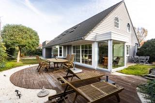 <h3>Te koop: Ruime gezinswoning met praktijkruimte in rustige, kindvriendelijke wijk</h3>
<p>Ontdek deze charmante woning, ideaal gelegen in een <strong>rustige, residentiële buurt</strong> in een <strong>doodlopende straat</strong> — perfect voor gezinnen die houden van <strong>kindvriendelijkheid en privacy</strong>.</p>
<p>Op het <strong>gelijkvloers</strong> word je verwelkomd in een <strong>ruime, lichtrijke living</strong> met prachtig uitzicht op de <strong>mooi aangelegde feng shui-tuin</strong> — een oase van rust en harmonie. De <strong>gezellige keuken</strong> sluit naadloos aan op de <strong>bijkeuken</strong>, voorzien van <strong>koude berging</strong>, <strong>aansluiting voor wasmachine en droogkast</strong> en <strong>handige inbouwkasten</strong> voor extra opbergruimte.</p>
<p>Vanuit de bijkeuken bereik je de <strong>praktijkruimte</strong>, uitgerust met <strong>toilet</strong>, <strong>doucheruimte</strong> en <strong>ruime inkomhal</strong>. Deze polyvalente ruimte heeft ook een <strong>aparte ingang aan de zijkant van de woning</strong>, wat ze ideaal maakt voor een <strong>vrij beroep, kantoor aan huis of gastenverblijf</strong>. De <strong>op maat gemaakte inbouwkasten</strong> zorgen voor een verzorgde, professionele uitstraling.</p>
<p>Op de <strong>eerste verdieping</strong> vind je <strong>drie slaapkamers</strong>, een <strong>apart toilet</strong> en een <strong>badkamer</strong> met <strong>ligbad, douche en dubbele lavabo</strong>. De <strong>masterbedroom</strong> beschikt bovendien over een <strong>praktische dressing</strong> en geeft toegang tot een <strong>afgesloten kantoorruimte</strong> met <strong>keuken en toilet</strong> – een perfecte plek voor wie thuis werkt of vergaderruimte nodig heeft. Ook deze verdieping is bereikbaar via een <strong>aparte inkom aan de zijkant van de woning</strong>.</p>
<p>Buiten geniet je van <strong>alle rust in een groene omgeving</strong>, met een tuin die uitnodigt tot ontspanning.</p>
<p>Dankzij de slimme indeling en meerdere toegangen is deze woning ook <strong>uitstekend geschikt als kangoeroewoning</strong>.</p>
<p>Kortom: een <strong>instapklare, veelzijdige woning</strong> die comfort, functionaliteit en rust op een unieke manier combineert.<br /><br />Deze woning biedt het beste van twee werelden: wonen in alle rust én werken aan huis.<br />Mis deze unieke kans niet en neem vandaag nog contact op met Ruben op het nummer 0479/ 03 90 17 of via e-mail ruben@cornelis-partners.be</p>