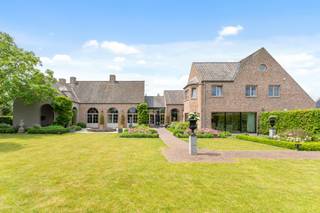Prachtig landhuis, afgewerkt met de kwalitatiefste materialen, ingericht door Geoffroy Van Hulle. Dit landhuis is een unieke kans voor wie op zoek...