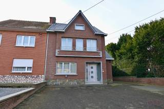 In het rustige centrum van Heers bevindt zich deze veelzijdige, kwalitatieve woonst met een ruime, achterliggende loods van ca. 172 m², gelegen op...