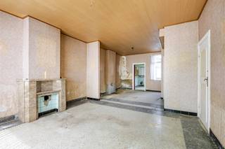 <p><span>Deze woning biedt een uitstekende kans voor wie op zoek is naar een renovatieproject dat volledig naar eigen smaak kan worden ingericht. Op het gelijkvloers bevindt zich de woonkamer, bestaande uit een gezellige zithoek en een eetplaats, met aansluitend de keuken en een praktische berging. Onder de woonkamer is een kleine kelder aanwezig die dienst kan doen als extra opslagruimte. Verder beschikt de woning over een ruime garage.</span></p><p><span> </span></p><p><span>Op de eerste verdieping bevinden zich drie slaapkamers en een badkamer. Via een vaste trap bereikt u de zolderverdieping, die momenteel niet is ingericht maar tal van mogelijkheden biedt voor bijkomende woonruimte, een hobbykamer of een bureau. Achteraan de woning bevindt zich een grote tuin waar u in alle rust kunt genieten van het buitenleven. De ruime buitenruimte biedt bovendien heel wat mogelijkheden voor tuinliefhebbers, gezinnen of wie op zoek is naar extra ruimte rondom de woning.</span></p><p><span> </span></p><p><span>Dankzij de functionele indeling en de aanwezige ruimtes vormt deze woning een ideale basis voor wie een woning volledig naar eigen wensen wil renoveren en afwerken.</span></p><p><span> </span></p><p><span>Voor meer informatie of een bezoek contacteert u Timothy van Immo Zone op 0474/ 41. 28. 40.</span><span> </span></p>