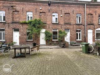 OPGELET: om dit pand te huren of bezichtigen vragen wij steeds eerst een virtueel bezoek te brengen aan het pand. Ga hiervoor naar www.rosseel.be en vul de referentie V245CP in in het veld ‘zoek’ bovenaan rechts. Kies dan ‘360°’. De website helpt je nu verder voor de volgende stappen.<br /><br />Dit beluikhuis is gelegen op het langgerekte schiereiland tussen de parallelle waterlopen Visserij en Achtervisserij. De omgeving is stedelijk, residentieel en rustig. In de nabijheid zijn er verschillende winkels voor levensmiddelen en parkjes. Verder is de woning vlot te bereiken met de wagen via de binnenring (LEZ-zone) en via het openbaar vervoer. De Visserij is een fietsstraat en maakt deel uit van de Gentse fietssassen; op 10min staat u met de fiets in het historisch centrum of in een mum van tijd in het Keizerpark.<br /><br />De woning heeft volgende indeling:<br />GLV: eetplaats, keuken en aansluitend de badkamer.<br />De keuken is uitgerust met oven, aansluiting voor was-/ vaatwasmachine, vierpits gasfornuis, spoelbak en dampkap. In de naastgelegen badkamer treft men een douche, wastafel en toilet.<br />+1: slaapkamer 1/leefruimte<br />+2: slaapkamer 2<br /><br />Onmiddellijk beschikbaar.