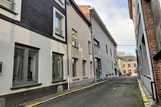 Opgefrist duplex appartement gelegen te centrum Overijse. 1ste verdieping: inkom, 25m² woonkamer met tegelvloer, ingerichte keuken (kookplaat...