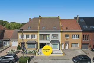 Beautifully finished mansion with 3 bedrooms and a southwest-oriented garden on 284 square metres at Nieuwpoort! This house is on the ground floor divided with an entryhall, bright livingroom with big windows, an open fully equiped kitchen with acces to the garden and sun terrace, also an indoor garage, an entire basement under the whole house with a washing area. There are also 3 bedrooms, a dressing, office, bathroom, toilet and an insulated attic with a new roof where there is a possibility to create extra bedrooms. EPC: 299 kWh/m2 UC: Ref. 15009<br /><br />The best things about this house: <br />❀ beautifully renovated<br />❀ 3 bedrooms + dressing + office<br />❀ southwest-oriented garden<br />❀ parkinglot + garage