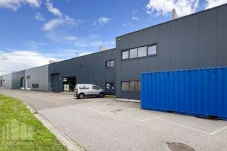 Unité PME 665 m² dans un emplacement stratégique à Puurs.<br /><br />Cette unité comprend 390 m² d’espace d’entrepôt, complétés par une mezzanine de 85 m² (hauteur libre de 3,10 m, charge admissible de 500 kg/m²) et 190 m² de bureaux.<br /><br />L’entrepôt bénéficie d’une hauteur libre de 6 m et est équipé d’une porte sectionnelle de 4 m de large sur 4,5 m de haut. Il dispose également d’aérothermes au gaz, de conduites d’air comprimé, d’une prédisposition pour un pont roulant ainsi que d’un raccordement électrique de 3 x 250 A.<br /><br />Les bureaux comprennent une salle de réunion, un open space, plusieurs bureaux individuels, des installations sanitaires ainsi qu’une cuisine avec espace repas.<br /><br />Le bâtiment a récemment fait l’objet d’une modernisation complète comprenant notamment le renouvellement de l’installation électrique et du système de protection incendie, l’installation d’une paroi vitrée sur la mezzanine, l’ajout de nouvelles fenêtres, une nouvelle cuisine et une remise en peinture complète. Grâce à sa nouvelle installation photovoltaïque composée de 38 panneaux solaires, le bâtiment affiche également d’excellentes performances en matière de durabilité.<br />En outre, le bien dispose de 8 emplacements de parking privatifs, avec possibilité d’extension à 10 places.<br /><br />Sa situation privilégiée à proximité de l’A12, avec un accès rapide aux N16 et N17, garantit une excellente accessibilité vers Anvers, Bruxelles et Saint-Nicolas.<br /><br />L’occupant actuel, STIKR, poursuivra ses activités sur place et libérera le bâtiment au plus tard lors de la signature de l’acte authentique.<br /><br />Pour plus d’informations ou pour organiser une visite sans engagement, contactez PANORAMA B2B au 03 225 03 03.