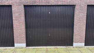 Individuele garagebox voorzien van metalen kantelpoort met cilinderslot. De garagebox is afgesloten van de openbare weg (A. Rodenbachstraat 4)...