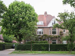Charmante interbellumwoning, gelegen in één van de mooiste en meest groene lanen van Gent.  Deze unieke locatie combineert karaktervolle architectuur...