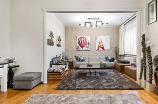 Ruim en volledig gerenoveerd appartement op een uitstekende ligging in Antwerpen. Bij het binnenkomen valt meteen de stijlvolle, lange inkomhal op...