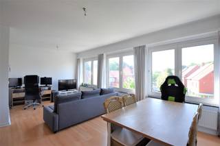 <p><span><strong>NIVEAU +2<br /></strong>Inkomhal.</span><br /><span>Leefruimte 30m².</span><br /><span>Open keuken, voorzien van koelkast (met vriesvak) en elektrisch kookvuur.</span><br /><span>Wasplaats.</span></p>
<p><span>Slaapkamer 14m².</span><br /><span>Badkamer, voorzien van douche, enkele lavabo en toilet.</span><br /><span>Aanpalend balkon.</span></p>
<p><span><strong>BIJZONDERHEDEN <br /></strong>Laminaat- en tegelvloeren. Verwarming: CV op gas (condensatieketel “Vaillant”). PVC schrijnwerk met dubbele beglazing en draai/kiep ramen. Parlofoon.<strong> Geen lift.<br /><br />BEWOONBARE OPPERVLAKTE<br /></strong>De vermelde “bewoonbare oppervlakte” is gebaseerd op de “bruikbare vloeroppervlakte” zoals vermeld in het EPC.<strong><br /></strong></span></p>
<p><span><strong>BESCHIKBAARHEID<br /></strong>01/04/2026.</span></p>
<p><span><strong>GEMEENSCHAPPELIJKE KOSTEN<br /></strong>Begrepen in de huurprijs.</span></p>
<p><span><strong>PLAATBESCHRIJVING INGAANDE HUUR <br /></strong>€ 280 (excl. BTW), waarvan 50% voor de verhuurder en 50% voor de huurder.</span><br /><br /><span><strong>POSITIEVE PUNTEN</strong></span><br /><span>* Gelegen op een rustige, doch centrale locatie. </span><br /><span>* Hoekpand met veel lichtinval. </span><br /><span>* Gemeenschappelijke kosten begrepen in de huurprijs.</span></p>