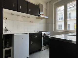 Ontdek dit charmante gemeubelde appartement met vintage karakter op de 3de verdieping van een kleinschalig gebouw, gelegen in het commerciële hart...