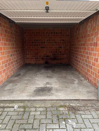Afgesloten bovengrondse garagebox in centrum Mechelen, gelegen in zijstraat van de Lange Nieuwstraat nabij Louizastraat en Onze-Lieve-Vrouwestraat.