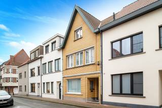 Op een uitstekende ligging te Heist, vlak bij alle commerciële voorzieningen, bevindt zich deze perfect onderhouden woning. De solide constructie...