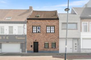 <h2><span>Gerenoveerde stadswoning in hartje Harelbeke</span></h2><p><span>Vanafprijs: 299.000 euro</span><span> </span><span>Richtprijs: 330.000 euro</span></p><h3><span>Instapklaar wonen met stijl en comfort</span></h3><p><span>Deze volledig </span><span>gerenoveerde stadswoning (2022)</span><span> combineert modern wooncomfort met een centrale ligging. Dankzij de vernieuwde </span><span>gevel, ramen, vloeren, badkamer, keuken en meer</span><span> geniet je hier van zorgeloos wonen vanaf dag één.</span></p><h3><span>Indeling</span></h3><ul><li><span>Inkomhal met gastentoilet</span></li><li><span>Praktische berging</span></li><li><span>Open, volledig uitgeruste keuken</span></li><li><span>Ruime en lichtrijke leefruimte</span></li><li><span>Overdekt terras</span></li><li><span>Gezellige stadstuin</span></li><li><span>Prachtige badkamer</span></li><li><span>4 volwaardige slaapkamers</span></li></ul><p><span>Een ideale woning voor wie houdt van ruimte, licht en een kwalitatieve afwerking.</span></p><p><span>Ben je overtuigd door deze parel? </span><span>Leg jouw bezoek vast via mail: stijn@vastgoedkantoorvanassche.be</span><span> of </span><span>bel 0476 76 38 76</span><span>.</span></p><p><span>Wij kijken er alvast naar uit je te verwelkomen tijdens de bezoekdag</span></p>