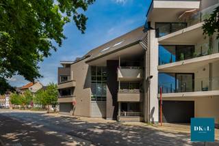 Dit recente en uitstekend onderhouden opbrengsteigendom, gelegen in Willebroek, werd gebouwd in 2013 en bestaat uit 6 ruime appartementen met oppervlaktes variërend van 100 m² tot 142 m². Elk appartement beschikt over 2 volwaardige slaapkamers, een private garage en een afzonderlijke berging, wat zorgt voor een hoog wooncomfort en een uitstekende verhuurbaarheid.<br />Het gebouw is uitgerust met een lift en werd opgetrokken volgens hedendaagse normen. Bovendien beschikken 5 appartementen over een gunstig EPC-label A en 1 appartement over EPC-label B, wat resulteert in een energiezuinig gebouw met beperkte energiekosten voor de huurders. Daarnaast zijn alle elektrische installaties conform gekeurd, wat deze investering extra zorgeloos maakt.<br />De eigendom genereert momenteel een maandelijkse huuropbrengst van € 5.430-, en biedt daarmee een onmiddellijk en stabiel rendement. Het kadastraal inkomen bedraagt € 5.082.<br />Troeven van deze opbrengsteigendom:<br />Opbrengstgebouw met 6 appartementen<br />Appartementen van ca. 100 m² tot 142 m²<br />Elk appartement beschikt over 2 slaapkamers<br />Private garage en afzonderlijke berging per appartement<br />Lift aanwezig<br />Bouwjaar 2013<br />5 appartementen met EPC-label A en 1 appartement met EPC-label B<br />Conforme elektrische keuringen<br />Maandelijkse huuropbrengst van € 5.430-,<br />Goed onderhouden en kwalitatief afgewerkt gebouw<br />Energiezuinige en toekomstgerichte investering<br />Deze opbrengsteigendom combineert ruime en kwalitatieve appartementen met een sterke huurmarkt, uitstekende energiescores en conforme technische installaties. Een unieke opportuniteit voor investeerders die op zoek zijn naar een recente, duurzame en rendabele vastgoedbelegging met onmiddellijk inkomen.