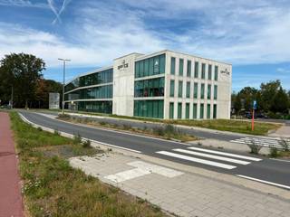 <p><strong>ALGEMEEN</strong></p>
<p>Moderne en instapklare kantoorruimte van ca. 439 m² op de gelijkvloerse verdieping van Office Park aan Dieptestraat 2 te Lokeren. De kantoorruimte is gelegen op een absolute toplocatie aan de op- en afritten van de E17, met een vlotte verbinding richting Gent en Antwerpen. Ook met het openbaar vervoer is de site uitstekend bereikbaar dankzij de bushalte aan het gebouw.</p>
<p>De kantoorruimte biedt een professionele en aangename werkomgeving met veel natuurlijke lichtinval, vergaderzalen, ingerichte kantoorruimtes en een uitgeruste kitchenette. Op het gelijkvloers bevindt zich een ruime, architecturale inkomhal met bijkomende boardroom. Het gebouw is ontwikkeld met aandacht voor energie-efficiëntie, comfort en moderne technieken.</p>
<p><strong>KENMERKEN</strong></p>
<ul>
<li>Kantoorruimte van ca. 439 m²</li>
<li>Vergaderzalen</li>
<li>Lichtrijke en professionele kantooromgeving</li>
<li>Uitgeruste kitchenette en sanitair</li>
<li>5 bovengrondse parkeerplaatsen inbegrepen in de huurprijs</li>
<li>5 ondergrondse parkeerplaatsen mogelijk bij te huren</li>
<li>Absolute topligging aan de E17</li>
</ul>
<p><strong>FINANCIEEL</strong></p>
<p><span>Huurprijs kantoor: €159/m²/jaar excl. BTW</span><br /><span>Diensten en nutsvoorzieningen: €32/m²/jaar excl. BTW</span><br /><span>Totale jaarlijkse kost: €83.849/jaar excl. BTW</span><br /><span>Totale maandelijkse kost: €6.987,42/maand excl. BTW</span><br /><br />Onroerende voorheffing is hier niet mee in verrekend : ca. €4.680,11/jaar</p>