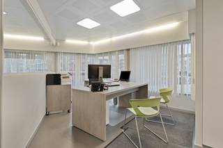 Bent u op zoek naar een kantoor of handelspand met maximale visibiliteit en een strategische ligging? Dit voormalige bankkantoor op de Torhoutsesteenweg 88a biedt maar liefst 210 m² aan polyvalente ruimte, pal aan het iconische kruispunt van Petit Paris. Dankzij de enorme passage en de gloednieuwe residentie aan de overzijde, geniet uw zaak hier van een ongeziene uitstraling.Een totale oppervlakte van 210 m² verdeeld over het gelijkvloers en de eerste verdieping. Beide verdiepingen zijn volledig ingericht als functionele kantoorruimtes.Het pand dateert van 1962 maar onderging in 2014 een grondige renovatie. Het is uitgerust met een moderne warmtepomp en beschikt over een gunstig EPC-label C.Voorzien van alle nodige faciliteiten, waaronder sanitaire voorzieningen en een keukentje op beide niveaus.Het pand beschikt over een ruime, waterdichte kelder, ideaal voor archivering of stockage.Geniet op de eerste verdieping van een inspirerend zijdelings zeezicht, wat een extra dimensie geeft aan uw werkomgeving.Gelegen op een van de drukste knooppunten van Oostende, verbindt deze locatie het commerciële centrum met de invalswegen. De buurt is volop in ontwikkeling, wat de waarde van dit vastgoed enkel ten goede komt.Interesse om uw bedrijf hier te vestigen? Wacht niet te lang en grijp deze kans op een zichtlocatie in de Koningin der Badsteden.Contacteer ons vandaag nog voor een plaatsbezoek!