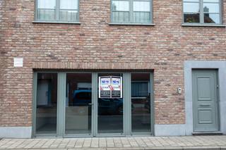 Commerciële handelsruimte van ca. 110 m² met groot etalageraam, gelegen op een centrale toplocatie in het centrum van Essen. Dankzij de...